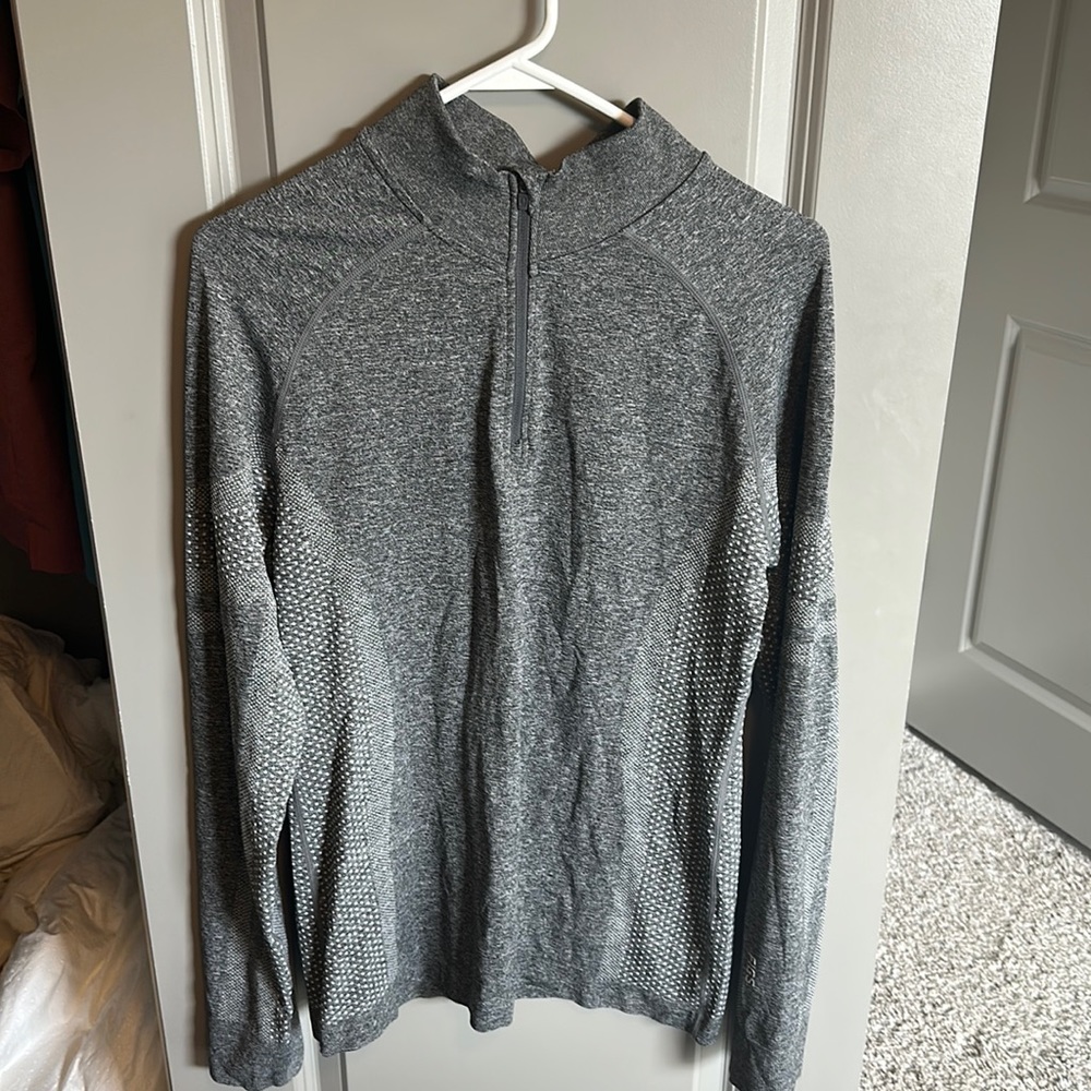Lightweight figs pullover stretch fabric! So cute. Worn once!!!
